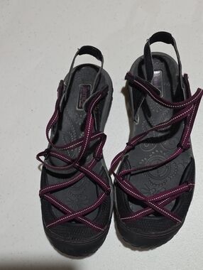 Jambu Women's Strappy Sandals in Plum and Black